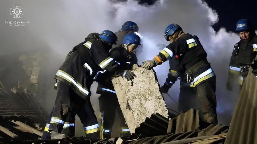 Guerra in Ucraina, truppe russe bombardano Zaporizhzhia. Scatta l’allarme per una pioggia di missili