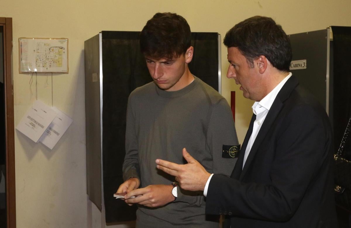 Il figlio di Renzi si laurea, papà Matteo: “Orgogliosi di te”