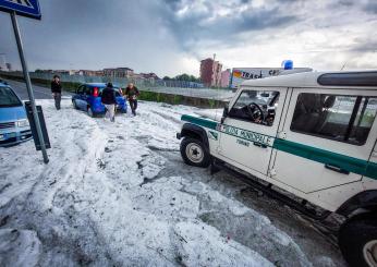 Maltempo a Torino, grandinata e temporali nella zona nord-ovest della città: strade allagate e traffico in tilt | FOTO E VIDEO