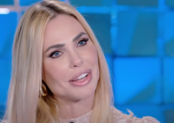 Ilary Blasi con l’orecchino lungo a Verissimo fa impazzire tutti i fan: qual è il brand? | FOTO