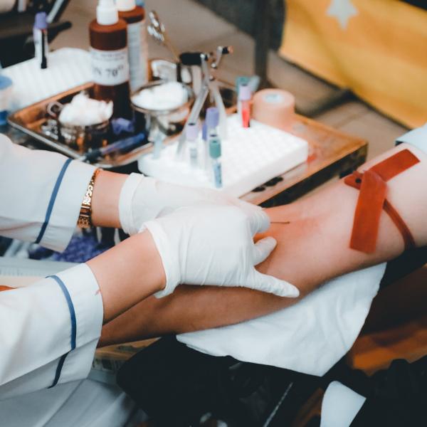 Come donare il sangue: requisiti, dove, chi può farlo e chi no. Fa male?