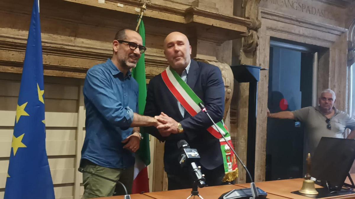 Terni, il neo sindaco Bandecchi presenta la giunta e mette subito i…