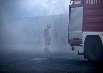 Roma, incendio a Portuense: auto in fiamme sulla strada