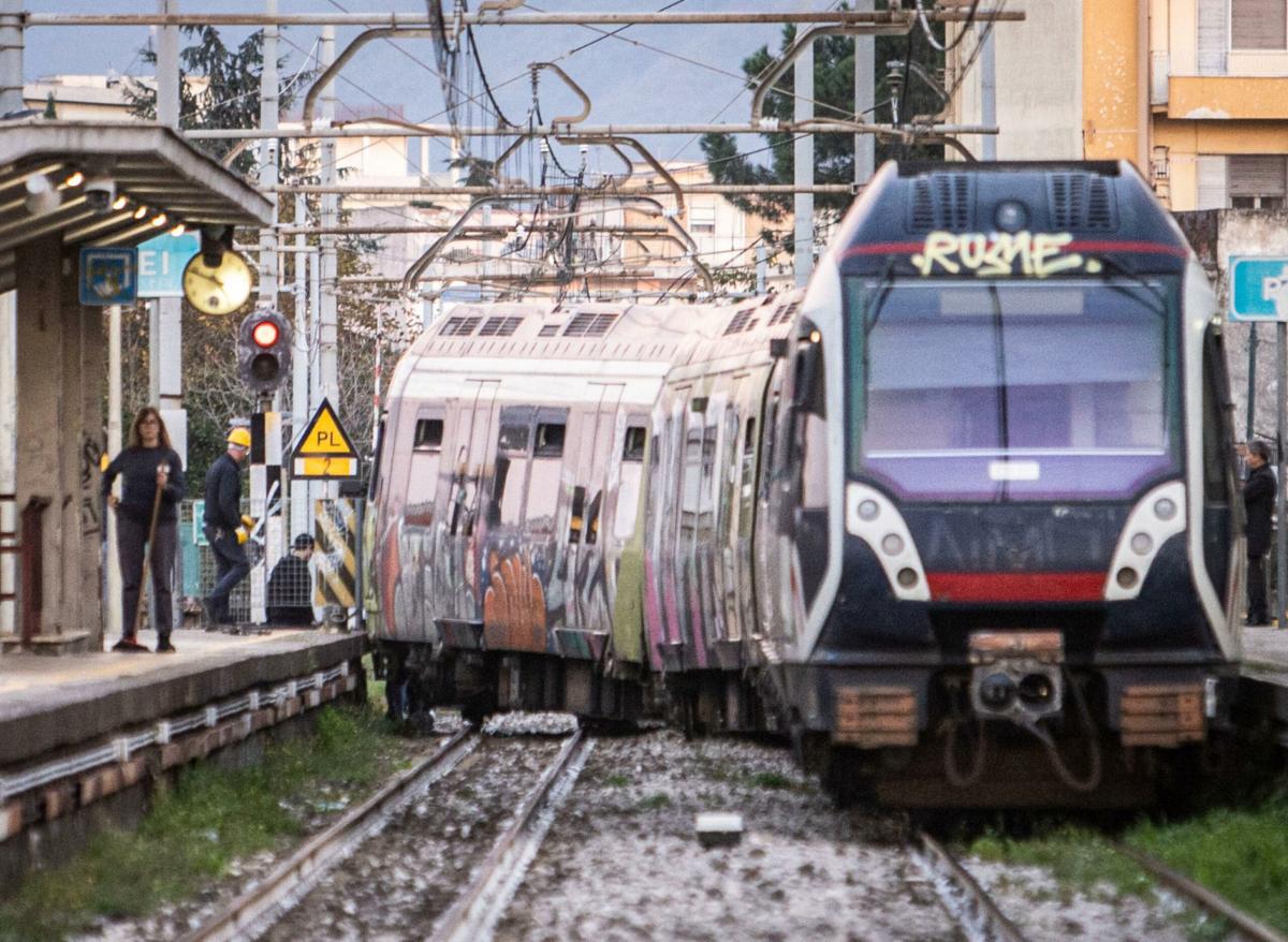 Napoli, rider attraversa binari con lo scooter a Scafati: muore 50enne travolto dalla Circumvesuviana