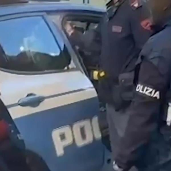 Milano, resta grave il poliziotto accoltellato alla stazione di Lambrate. Domani l’udienza di convalida arresto dell’aggressore, un 37enne marocchino