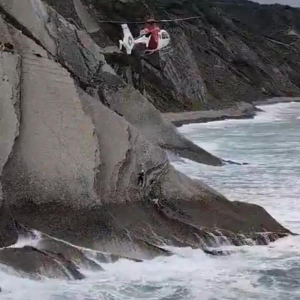 Portogallo, una donna italiana di 28 anni è morta dopo essere stata travolta da un’onda anomala a Madeira