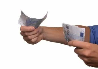 Posso regalare 10.000 euro a mio figlio? Come funziona il trasferimento di soldi tra parenti