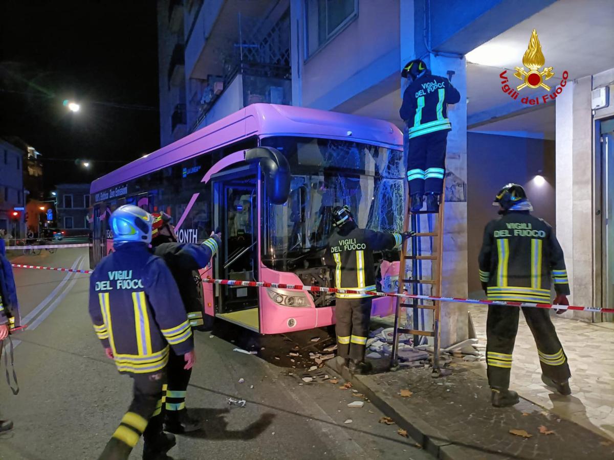 Mestre, nuovo incidente: bus si schianta contro un pilone, l’aziend…