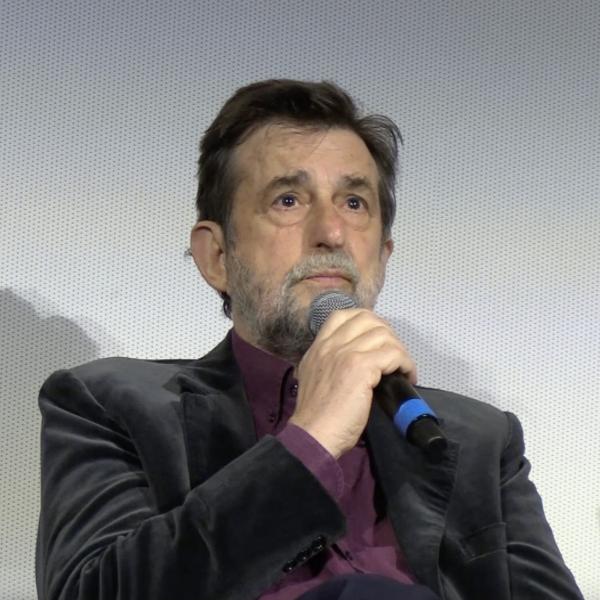 Nanni Moretti presenta “Il Sol dell’Avvenire”: “Chiudo un cerchio. Netflix? Buono per le serie, io penso per il cinema” | VIDEO