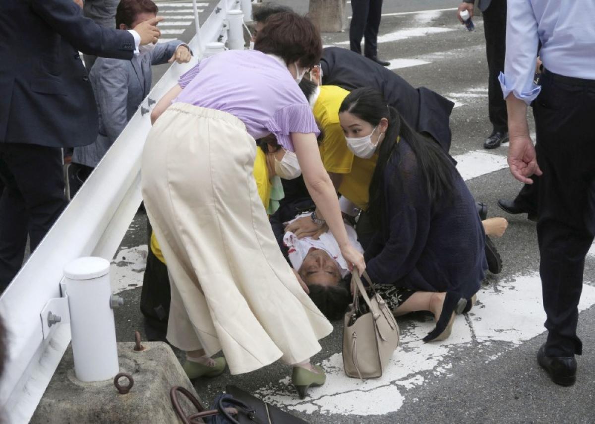 Attentato contro Shinzo Abe, colpito da arma da fuoco: “Non dà segn…