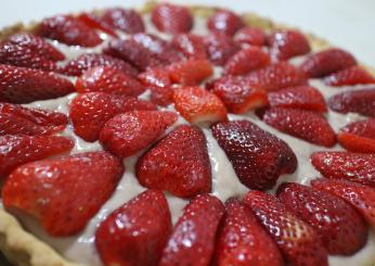 La crostata di fragole morbida, il dolce che sa di primavera