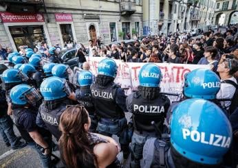 Tensione a Torino, corteo anti Meloni degli studenti: scontri tra manifestanti e forze dell’ordine in piazza Castello | VIDEO