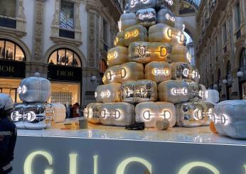 Nuovo blitz di Ultima Generazione: imbrattato l’Albero di Natale di Gucci a Milano | VIDEO