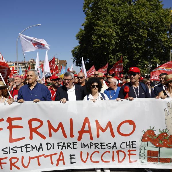 Bracciante morto a Latina, alla manifestazione contro il caporalato Landini minaccia “vertenza permanente” e Conte chiede il reato di “omicidio sul lavoro”