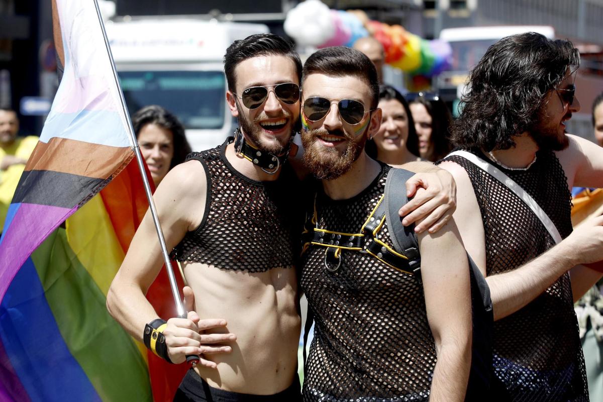 Pride Milano, le rivendicazione della comunità LBGTQ: “Volere figli…