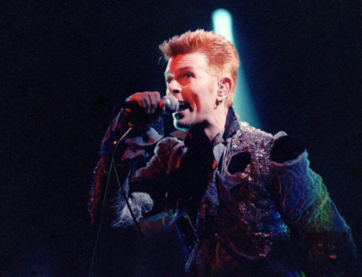 Il Victoria & Albert Museum si assicura l’archivio di David Bowie. …