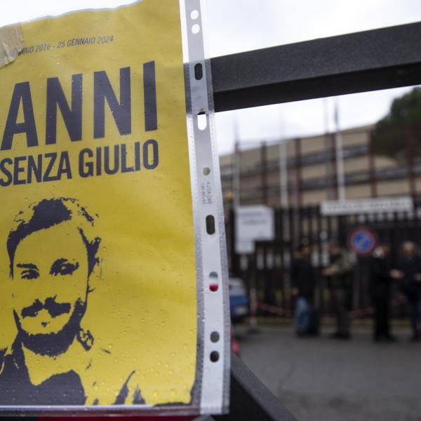 Processo Regeni, la terza udienza a Roma: oggi la deposizione del padre. Colonnello Mariani: “Giulio non ha mai lavorato per nessun’intelligence di alcun Paese”