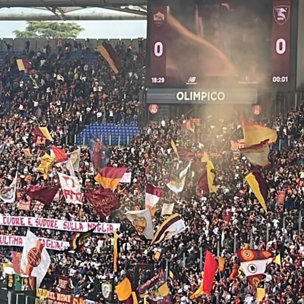 Roma – Salernitana striscione dei tifosi in Curva Sud per la finale di Europa League: “Uniti per la battaglia”