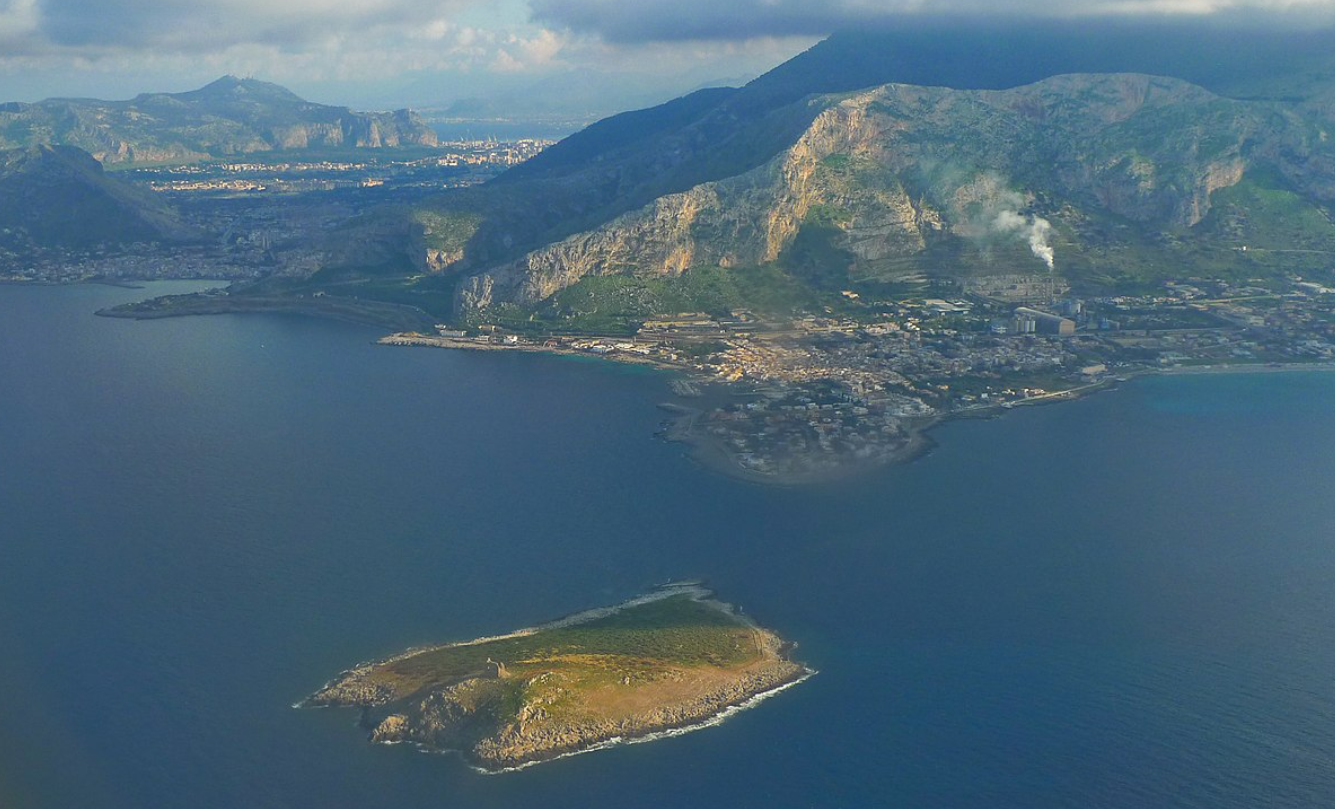 Dove si trova l’Isola delle Femmine e perché si chiama così? Proprietario, leggenda, e come arrivare. Una festa “oltraggia” la riserva naturale