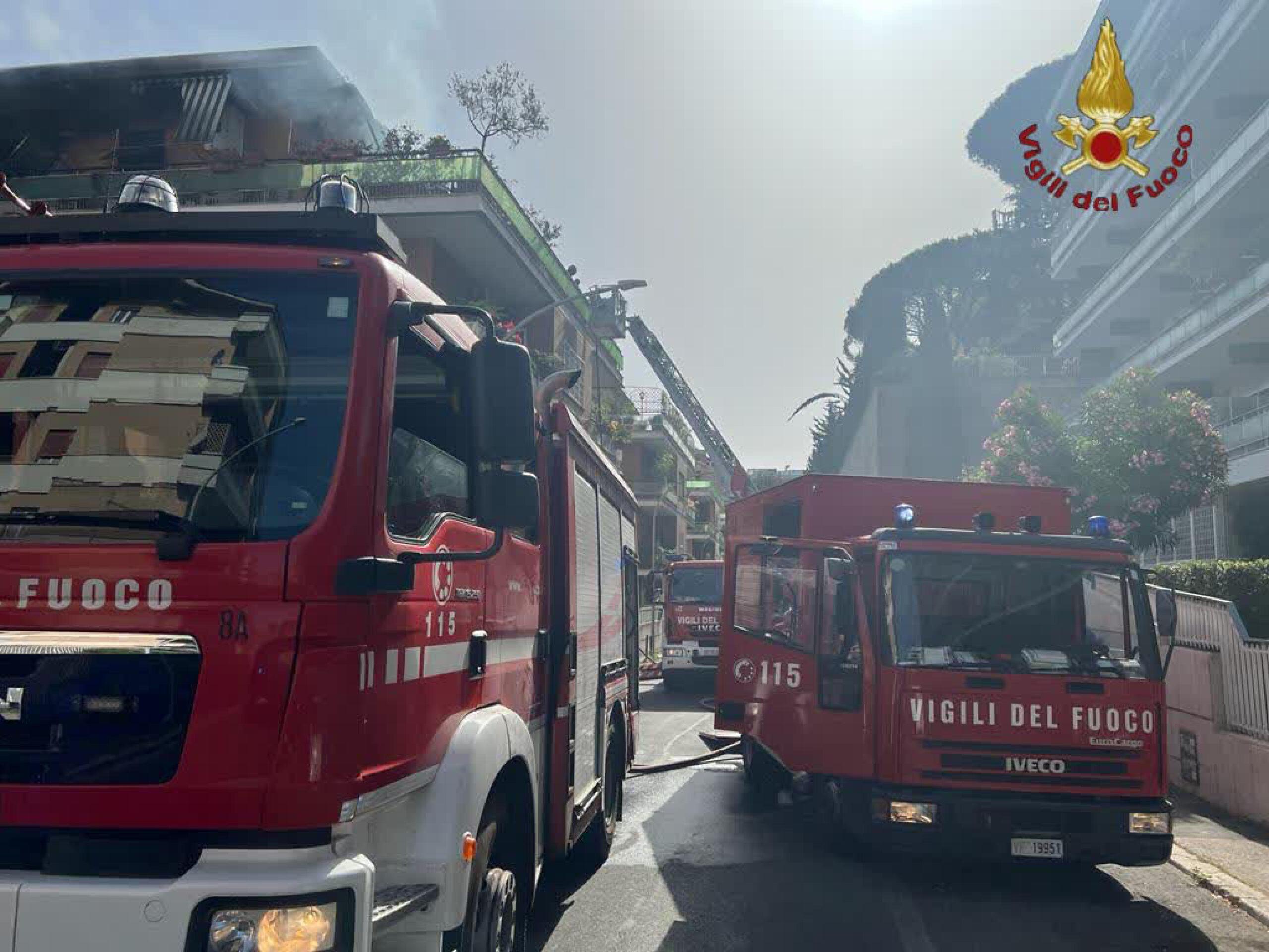 Incendio a Siracusa, in via Paolo Orsi. Fiamme vicino ad un cantiere