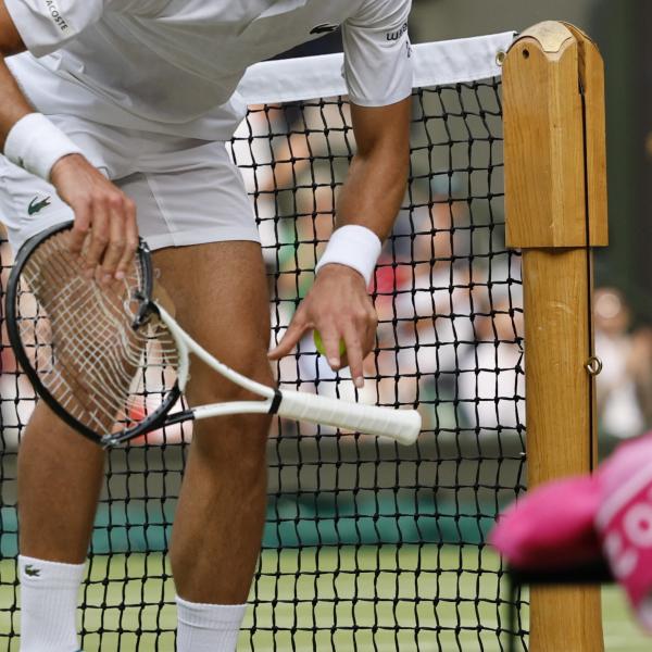 Non c’è pace per Djokovic, dopo la racchetta distrutta a Wimbledon in arrivo anche la multa