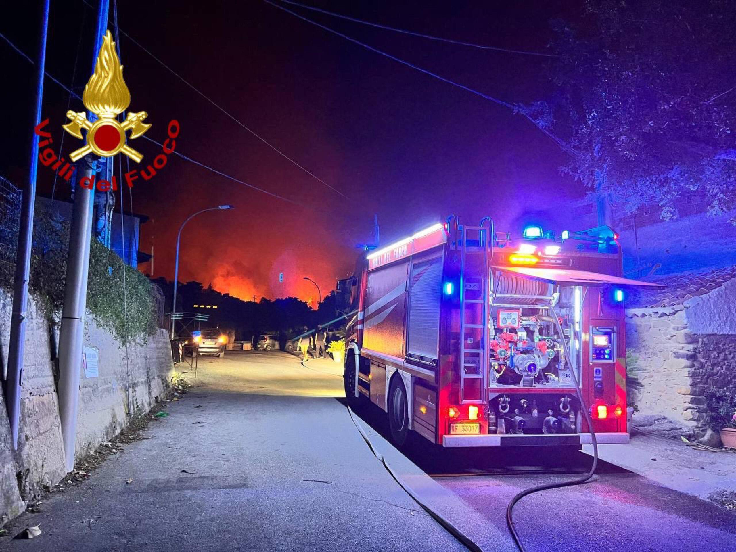 Catania, grosso incendio in una zona industriale: fumo visibile a chilometri di distanza