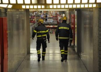 Milano, scende tra i binari della metro dopo essere stato scoperto senza biglietto: un passeggero lo salva. Il VIDEO