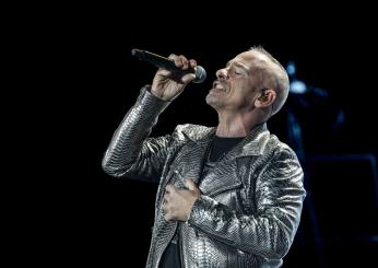 Sanremo 2024, Eros Ramazzotti all’Ariston con Terra Promessa: “Milioni di bambini non vedranno mai la terra promessa”, il messaggio di pace del cantante romano