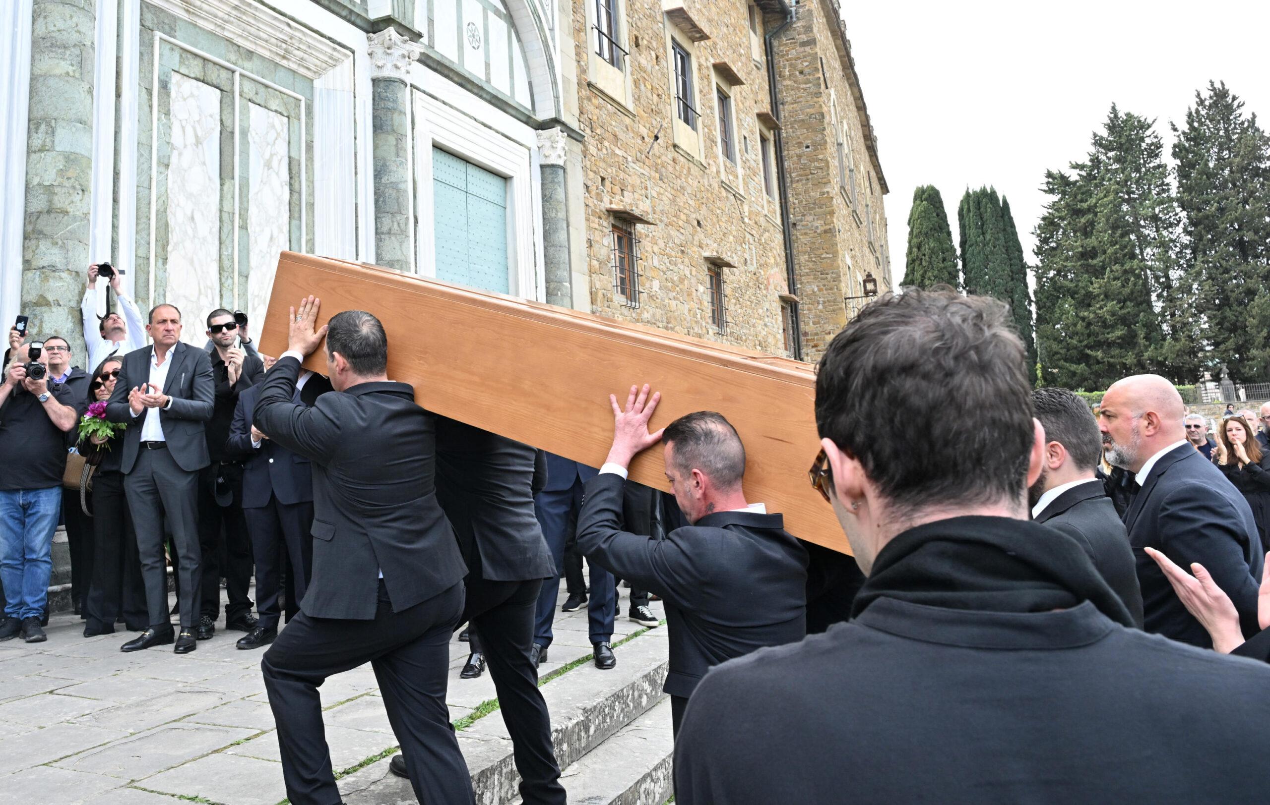 Funerali Roberto Cavalli, chiesa gremita a Firenze per l’ultimo saluto allo stilista | FOTO