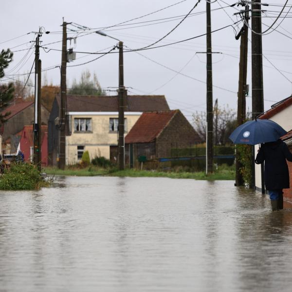 Maltempo, Francia devastata da piogge e fango: morta una donna di 57 anni a Courmelles