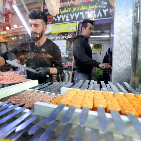 Germania, rabbia per il ‘caro-kebab’: il piatto turco arriva a costare fino a 10 euro, si pensa al prezzo calmierato | VIDEO