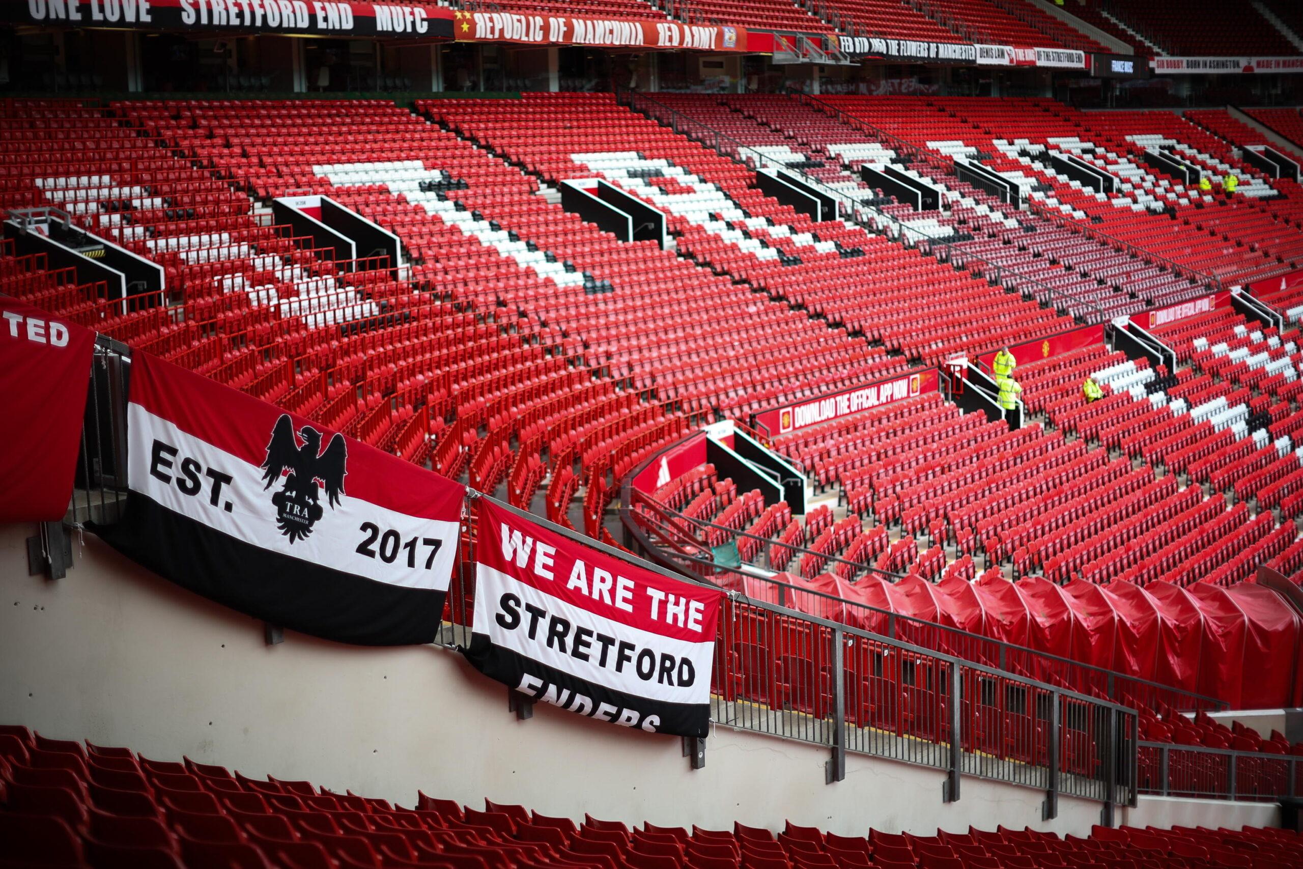 All’Old Trafford piove: acqua ovunque nello stadio del Manchester United | FOTO E VIDEO