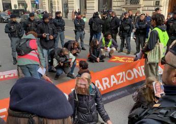 Roma, Ultima Generazione blocca via del Corso: gli attivisti per il…