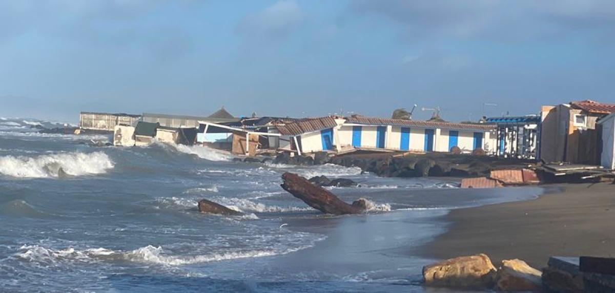 Tromba d’aria e mareggiata, Fregene… con l’acqua alla gola: “Ci avevano promesso soluzioni, ma la spiaggia è finita” | FOTO