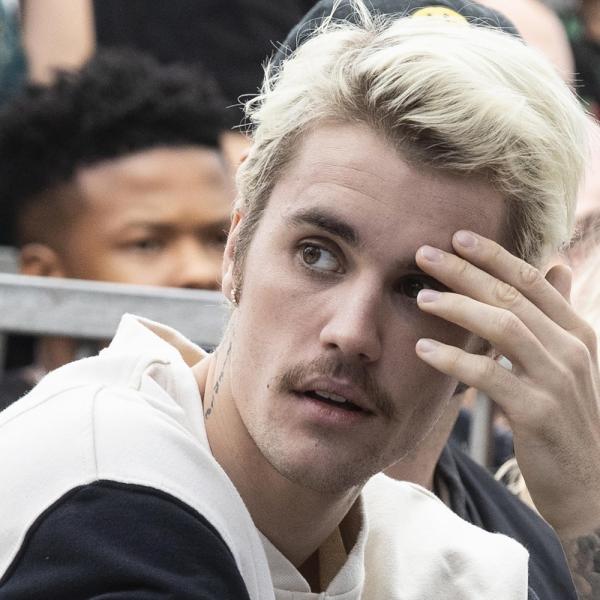 Justin Bieber allatta sul web e scoppiano le polemiche. Ecco la foto incriminata del cantante di “Where are u now”