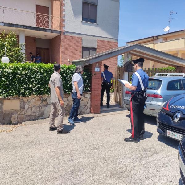 Roma, giallo a Nettuno: coppia trovata morta in casa con accanto una pistola, ipotesi omicidio-suicidio