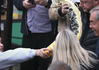 Regno Unito, il candidato di Reform Uk Farage è stato colpito da un milk-shake lanciatogli da una 25enne a Clacton: era già successo nel 2019 a Newcastle | VIDEO