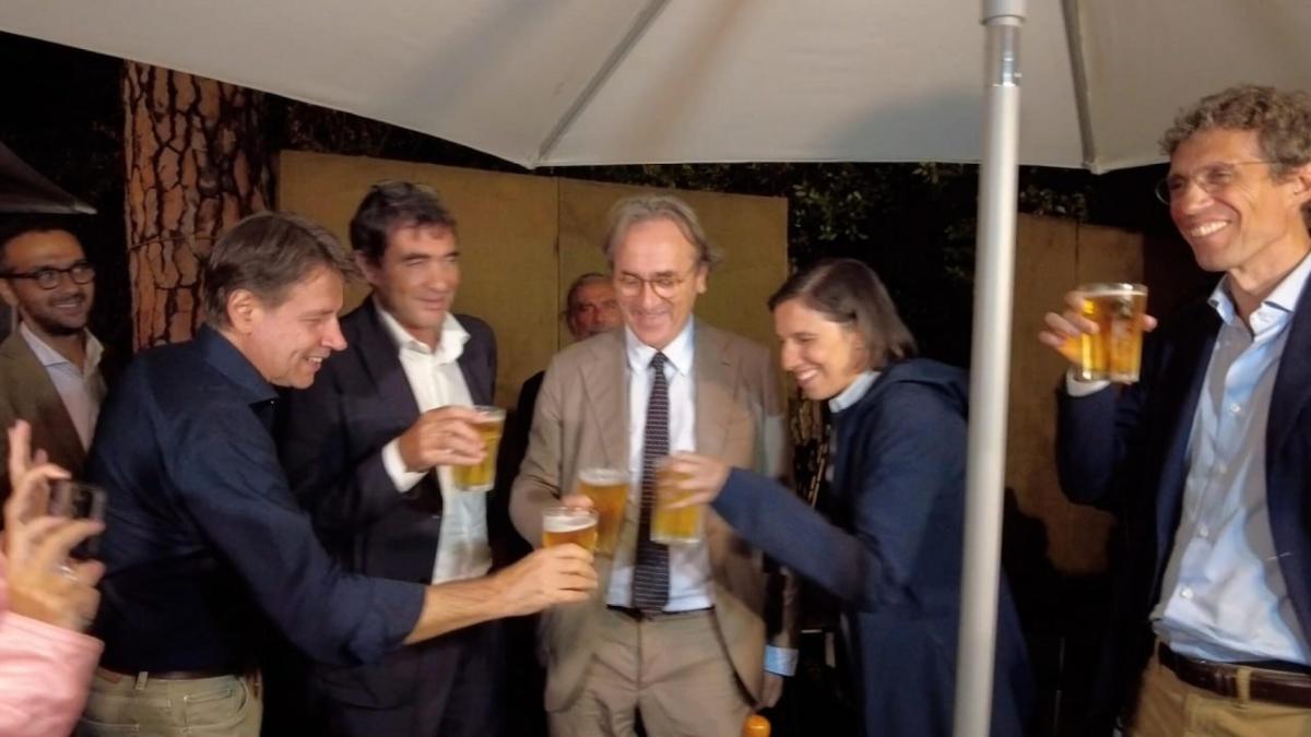 Patto della birra alla festa di Avs, a cosa hanno brindato i leader del centrosinistra con i convitati di pietra Renzi e Calenda? | VIDEO