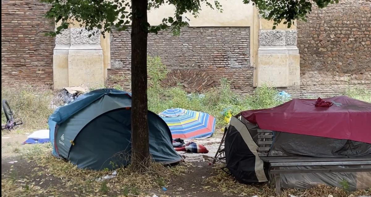 Roma Termini degrado e aggressioni nella tendopoli di Via del Preto…