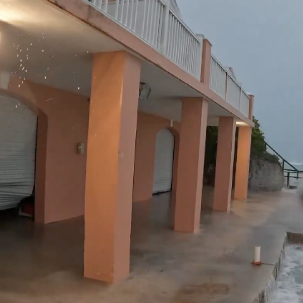 Bermuda, l’uragano Ernesto si dirige verso l’arcipelago: piogge e venti a 140 km\h | VIDEO