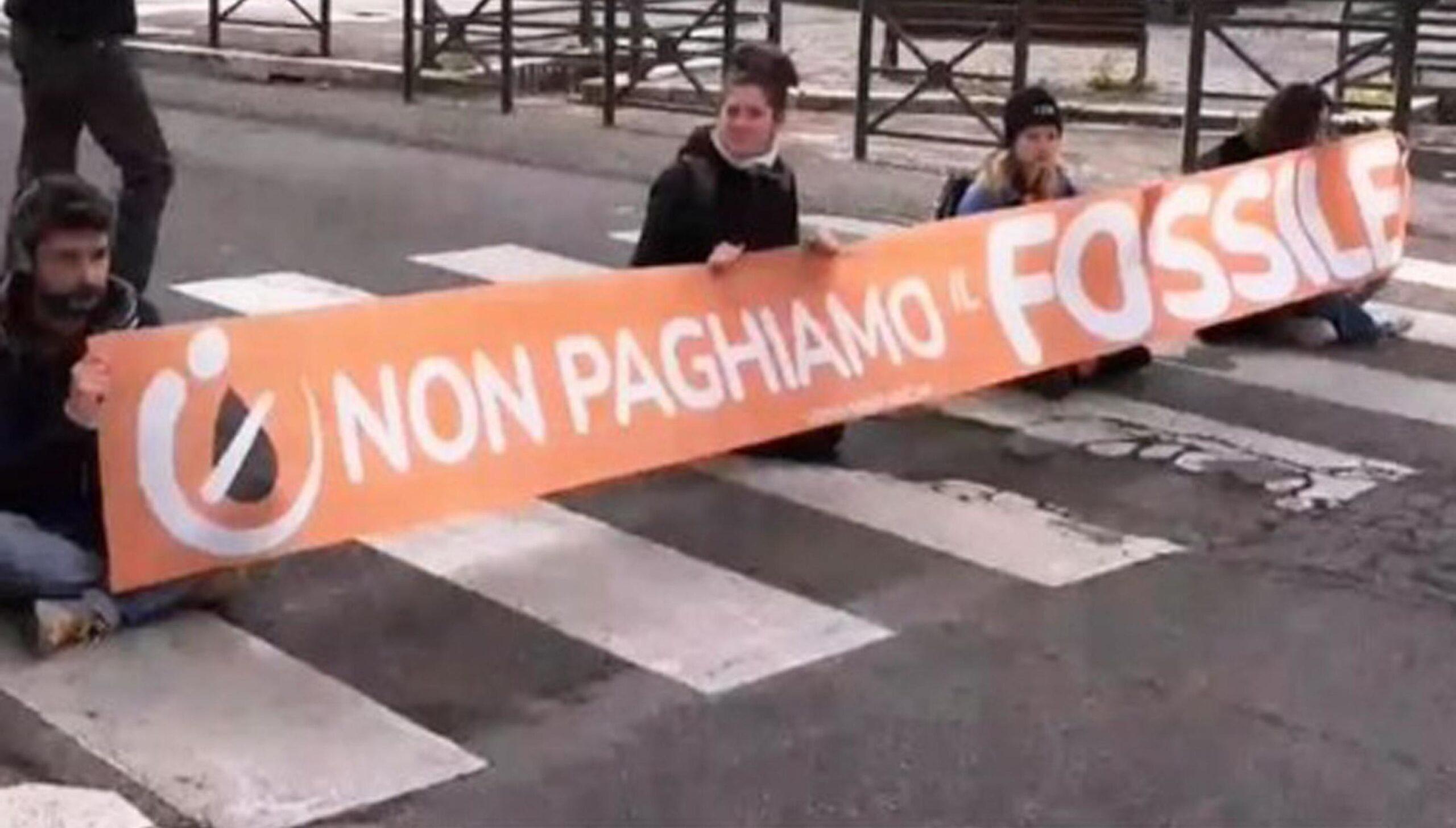 Roma, attivisti di “Ultima Generazione” appesi al ponte della tangenziale