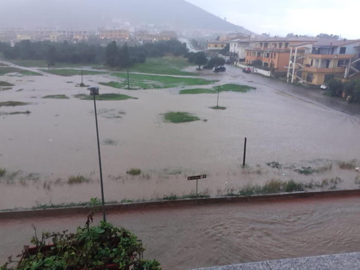 Nubifragio Carbonia oggi 30 maggio 2023: strade come fiumi