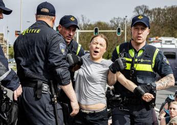 Paesi Bassi, fermata Greta Thunberg a L’Aia durante una protesta contro i combustibili fossili | VIDEO