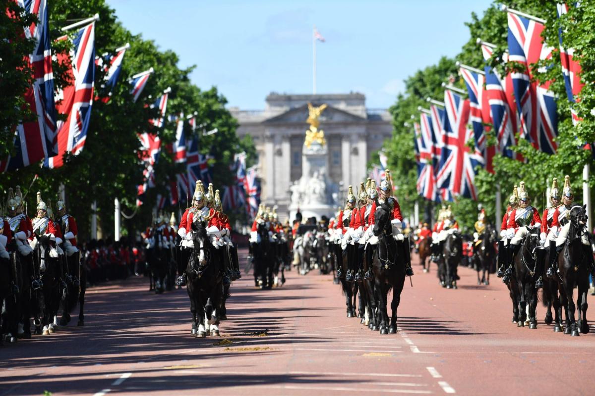 Cos’è il Trooping The Colour: date, orari, biglietti e assenza di Kate Middleton alla parata