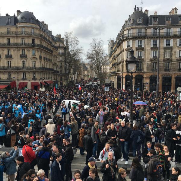 Francia, cittadini in piazza per manifestare: partito il corteo contro il Rassemblement National di Le Pen. Hollande si candida con il “Nuovo Fronte Popolare” | VIDEO