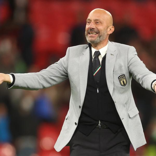 I 60 anni di Vialli, Mancini lo ricorda con l’abbraccio a Euro 2020. Auguri social di Juve e Samp: “Esempio e leggenda”