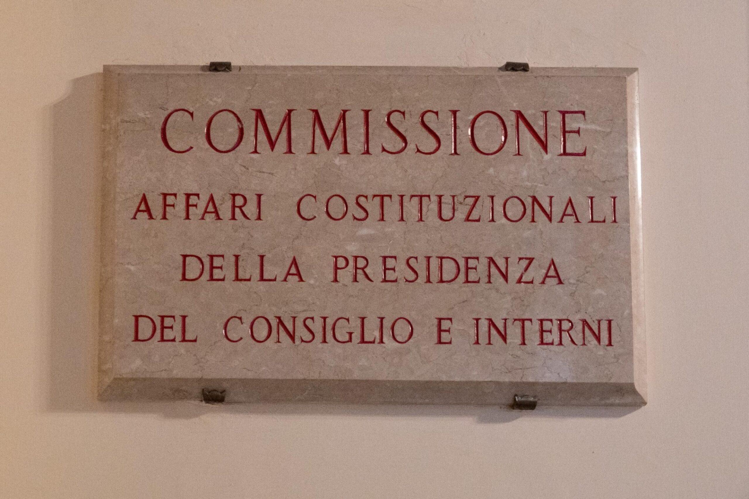 Separazione carriere, il Governo vuole approvarla entro Natale. La sinistra presenta 250 emendamenti. Conte: “No a vendetta contro giudici”