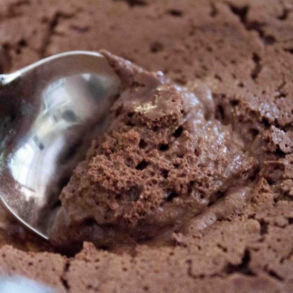 Come si fa la mousse al cioccolato, anche vegana, e senza uova