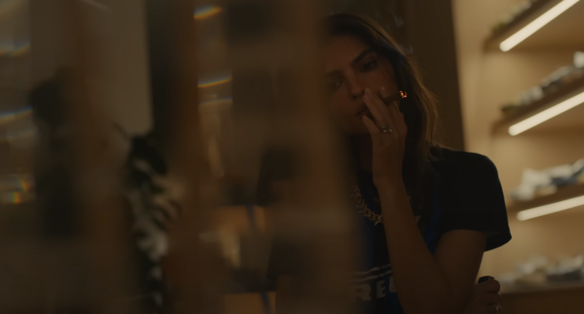 Emily Ratajkowski nel video di Travis Scott con la maglia dell’Inter: le foto fanno impazzire i social