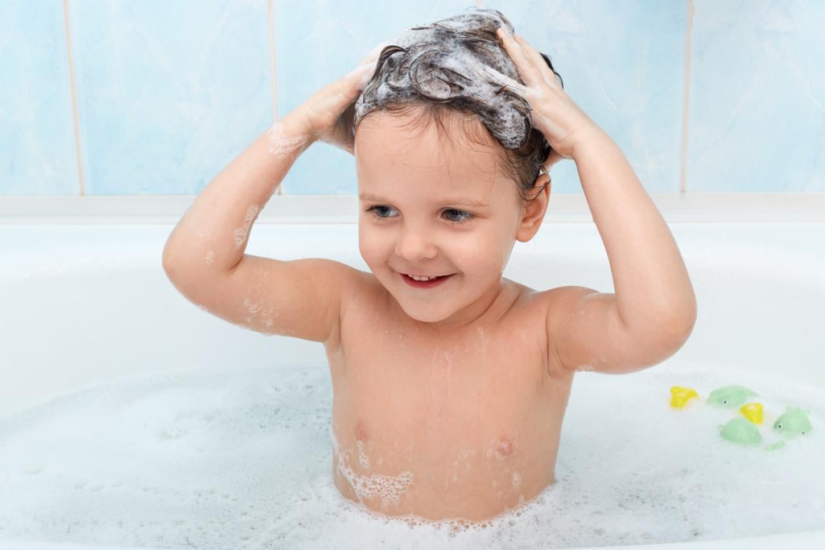 Come lavare i capelli dei bambini? Rimedi naturali e tecniche